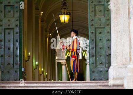 Porta di Bronzo della`s Basilica di San Pietro con la Guardia Svizzera che tiene l'alambera all'ingresso della città del Vaticano Roma Foto Stock