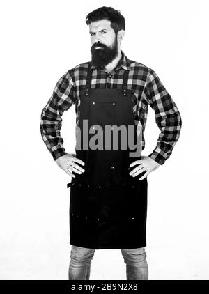 Grembiule da hipster bearded per barbecue. Tostatura e grigliatura degli alimenti. Picnic e barbecue. Uomo cuoco brutale hipster. Ristorante fast food. Cuoco serio barbuto. Il personale del ristorante. Pronto per cucinare. Foto Stock