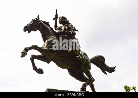 Statua di Anita Garibaldi-rivoluzionario brasiliano, moglie di Giuseppe Garibaldi, cavallo a cavallo sulla Terrazza del Gianicolo-collina del Gianicolo. Roma, Italia Foto Stock