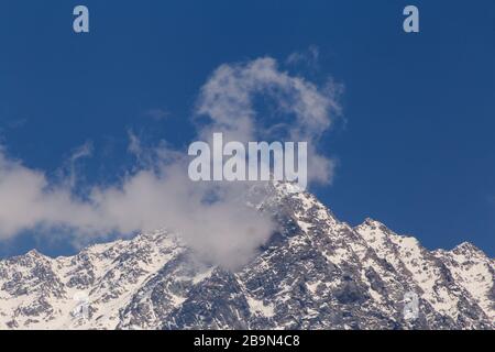 Vista sulla cima nevosa di Dhauadhar in Himalaya da Dharamsala, India Foto Stock