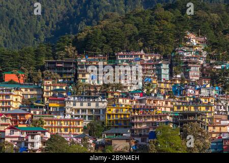 Vista di McLeod Ganj a Dharamshala in India Foto Stock