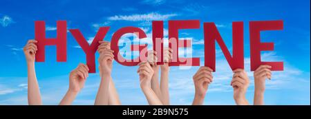 Persone mani tenuta parola igiene, cielo blu Foto Stock
