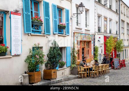 Ristoranti all'aperto lungo Rue Poulbot a Montmartre, Parigi, Francia Foto Stock
