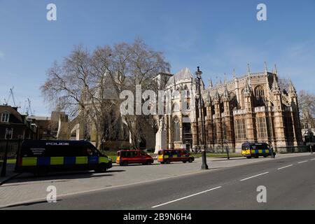 Londra, Regno Unito. 24 Marzo 2020. La foto scattata il 24 marzo 2020 mostra una visione generale dell'Abbazia di Westminster dopo che il governo britannico ha posto ulteriori restrizioni al movimento a Londra, in Gran Bretagna. Il numero di casi confermati di COVID-19 in Gran Bretagna ha raggiunto i 8,077 a partire da martedì mattina, secondo l'ultima cifra del Dipartimento di Sanità e Assistenza sociale. Credit: Tim Ireland/Xinhua/Alamy Live News Foto Stock