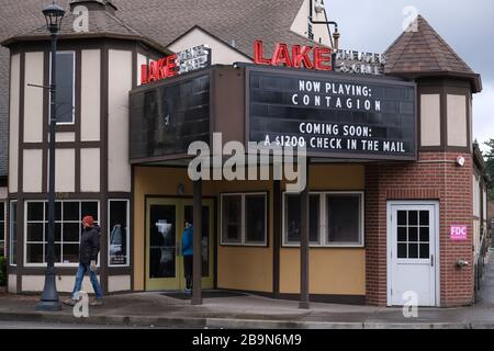 Lago Oswego, Stati Uniti. 24 Marzo 2020. Un cartello raffigurato sul Lake Theatre and Cafe in Lake Oswego, Ore., il 24 marzo 2020. Ieri il governatore Kate Brown ha emesso un ordine esecutivo a livello statale per rimanere a casa, tranne per le esigenze essenziali, come più estreme misure di distanza sociale mirano a rallentare la diffusione del romanzo coronavirus (COVID-19) e appiattire la curva. (Foto di Alex Milan Tracy/Sipa USA) Credit: Sipa USA/Alamy Live News Foto Stock