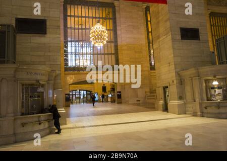 Un Grand Central Terminal quasi vuoto, di solito molto affollato al mattino, come il Coronavirus si diffonde e New York City bracconda per la chiusura ufficiale. Foto Stock