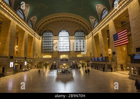Un Grand Central Terminal quasi vuoto, di solito molto affollato al mattino, come il Coronavirus si diffonde e New York City bracconda per la chiusura ufficiale. Foto Stock