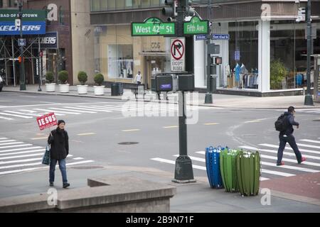 L'angolo tra la 5th Avenue e la 42nd Street, uno dei luoghi più frequentati di New York, è praticamente vuoto a causa della pandemia di Coronavirus e del "blocco" ufficiale della città. Foto Stock