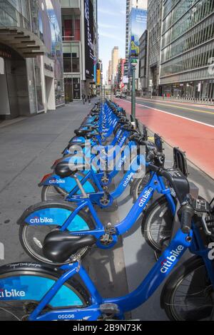 Un luogo strano per vedere le cremagliere Citibycles piene di biciclette durante il giorno. Midtown Manhattan è diventata una città fantasma negli ultimi giorni a causa della chiusura a livello statale di Coronavirus ordinata da Governer Cuomo. Foto Stock