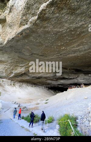 Persone all'interno della grotta di Mylodon (monumento naturale Cueva del Milodon), città di Puerto Natales, Patagonia, Cile, Sud America Foto Stock