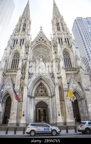 Un paio di poliziotti parcheggiarono davanti alla Cattedrale di San Patrizio, che con tutte le chiese cattoliche sono chiuse a New York a causa del Coronavirus. Foto Stock