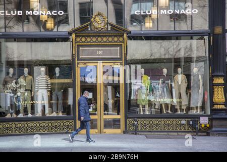 Negozi chiusi su una 5th Avenue vuota nel centro di Manhattan a causa della diffusione del Coronavirus. Foto Stock