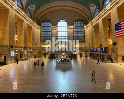 Un Grand Central Terminal quasi vuoto, di solito molto affollato al mattino, come il Coronavirus si diffonde e New York City bracconda per la chiusura ufficiale. Foto Stock