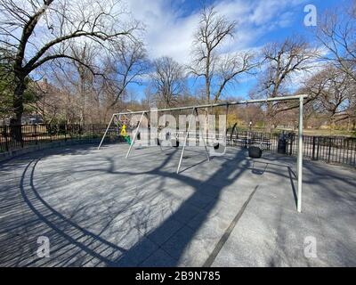 Parco giochi vuoto in Prospect Park a causa dei timori generati dalla diffusione del Coronavirus. La città ha chiuso tutti i parchi giochi, come il virus si diffonde. Brooklyn, New York. Foto Stock