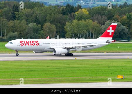 Swiss Airlines Airbus A330 con partenza dal suo hub Aeroporto Internazionale di Kloten (ZRH / LSZH) a Zurigo, Svizzera. Aeromobile registrato come HB-JHH. Foto Stock