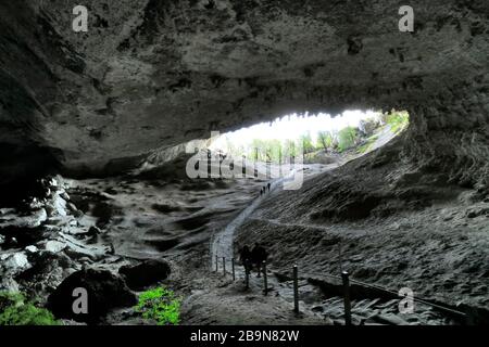 Persone all'interno della grotta di Mylodon (monumento naturale Cueva del Milodon), città di Puerto Natales, Patagonia, Cile, Sud America Foto Stock