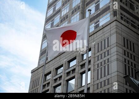 Tokyo, Giappone - 22 maggio 2019 - Bandiera del Giappone al di fuori del Tokyo Metropolitan Government Building. Situato a Shinjuku, l'edificio è stato progettato da architettura Foto Stock