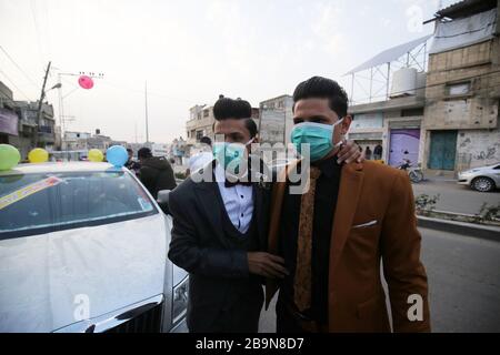 I palestinesi camminano nei pressi di un murale raffigurante il compianto leader palestinese Yasser Arafat a Rafah, nella striscia meridionale di Gaza, il 11 novembre 2021. Foto Stock