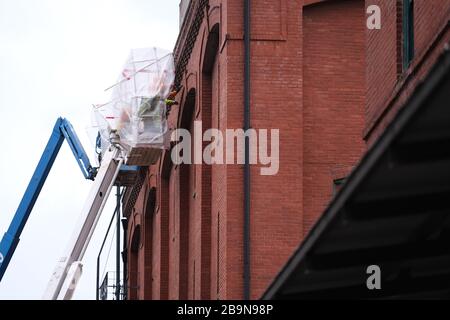 Portland, Stati Uniti. 24 Marzo 2020. I lavoratori edili protetti dalla pioggia continuano a lavorare a Portland, Ore., il 24 marzo 2020. Ieri il governatore Kate Brown ha emesso un ordine esecutivo a livello statale per rimanere a casa, tranne per le esigenze essenziali, come più estreme misure di distanza sociale mirano a rallentare la diffusione del romanzo coronavirus (COVID-19) e appiattire la curva. (Foto di Alex Milan Tracy/Sipa USA) Credit: Sipa USA/Alamy Live News Foto Stock