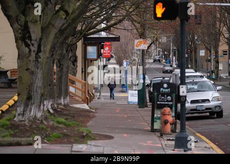 Portland, Stati Uniti. 24 Marzo 2020. Una scena più tranquilla del solito raffigurata a Portland, Ore., il 24 marzo 2020. Ieri il governatore Kate Brown ha emesso un ordine esecutivo a livello statale per rimanere a casa, tranne per le esigenze essenziali, come più estreme misure di distanza sociale mirano a rallentare la diffusione del romanzo coronavirus (COVID-19) e appiattire la curva. (Foto di Alex Milan Tracy/Sipa USA) Credit: Sipa USA/Alamy Live News Foto Stock