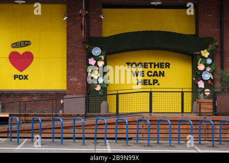 Portland, Stati Uniti. 24 Marzo 2020. Un garage a bordo di Keen a Portland, Ore., il 24 marzo 2020. Ieri il governatore Kate Brown ha emesso un ordine esecutivo a livello statale per rimanere a casa, tranne per le esigenze essenziali, come più estreme misure di distanza sociale mirano a rallentare la diffusione del romanzo coronavirus (COVID-19) e appiattire la curva. (Foto di Alex Milan Tracy/Sipa USA) Credit: Sipa USA/Alamy Live News Foto Stock