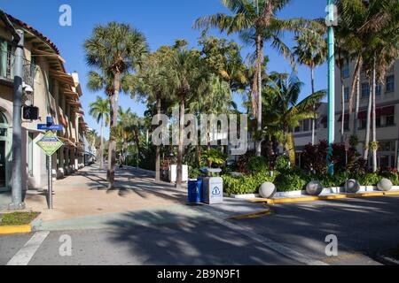 Miami Beach, Stati Uniti - 2020/03/23: Virtualmente vuota Lincoln Road durante la quarantena a causa del freno di Coronavirus Foto Stock