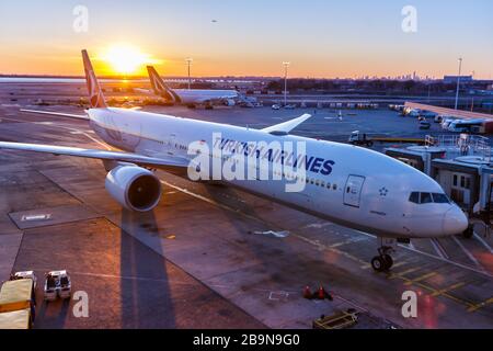 New York City, New York – 1 marzo 2020: Aereo Boeing 777-300ER della Turkish Airlines all'aeroporto JFK di New York (JFK) a New York. Foto Stock