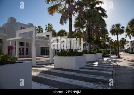 Miami Beach, Stati Uniti - 2020/03/23: Virtualmente vuota Lincoln Road durante la quarantena a causa del freno di Coronavirus Foto Stock