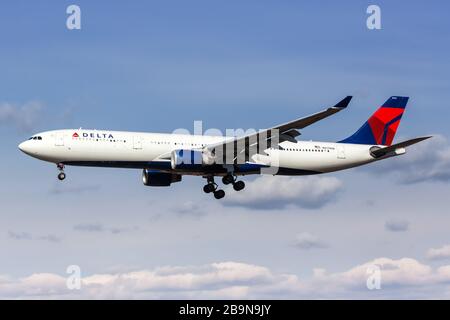 New York City, New York – 29 febbraio 2020: Aereo Delta Air Lines Airbus A330-300 all'aeroporto JFK di New York (JFK) a New York. Foto Stock