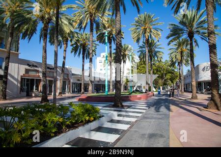 Miami Beach, Stati Uniti - 2020/03/23: Virtualmente vuota Lincoln Road durante la quarantena a causa del freno di Coronavirus Foto Stock