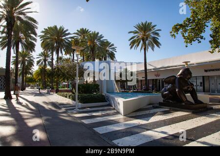 Miami Beach, Stati Uniti - 2020/03/23: Virtualmente vuota Lincoln Road durante la quarantena a causa del freno di Coronavirus Foto Stock