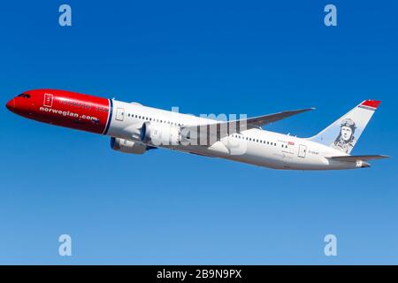 New York City, New York – 1 marzo 2020: Norwegian Boeing 787-9 Dreamliner Airplane all'aeroporto JFK di New York (JFK) a New York. Foto Stock