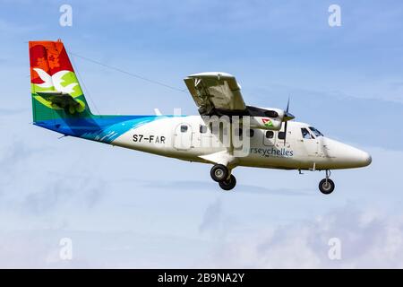 Praslin, Seychelles – 7 febbraio 2020: Aereo Air Seychelles DHC-6-400 Twin Otter all'aeroporto Praslin (PRI) alle Seychelles. Foto Stock