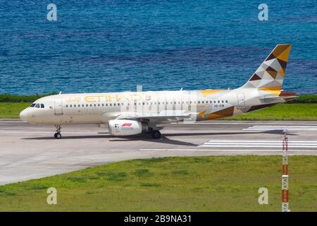 Mahe, Seychelles – 8 febbraio 2020: Aereo Etihad Airbus A320 all’aeroporto di Mahe (SEZ) alle Seychelles. Airbus è un produttore europeo di aeromobili b Foto Stock