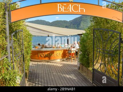 TREMEZZO, LAGO DI COMO - GIUGNO 2019: Il bar esterno sul lago del Grand Hotel Tremezzo a Tremezzo sul Lago di Como. Foto Stock