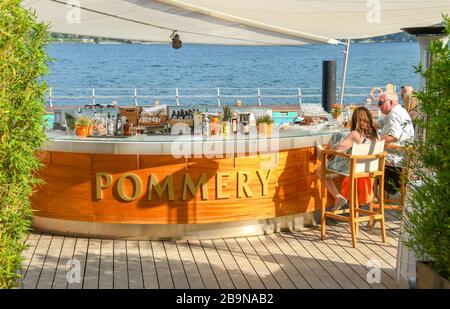 TREMEZZO, LAGO DI COMO - GIUGNO 2019: Il bar esterno sul lago del Grand Hotel Tremezzo a Tremezzo sul Lago di Como. Foto Stock