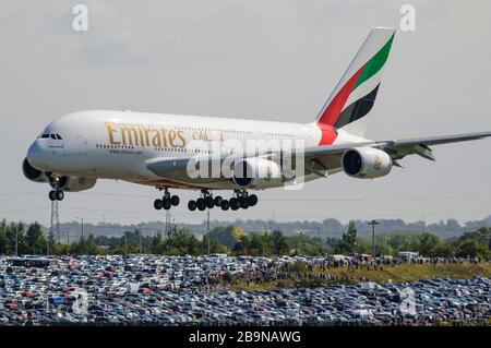 Emirates Airbus A380-800 atterra all'aeroporto internazionale di Birmingham per la prima volta nel 2009 Foto Stock