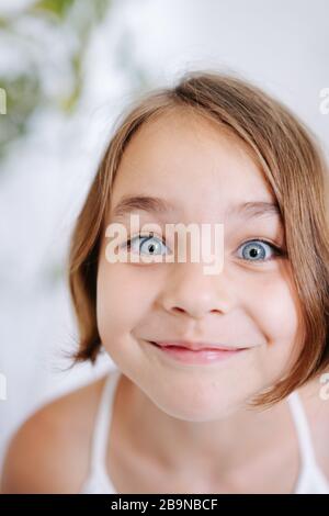 Foto ravvicinata di una bambina che fa una faccia divertente Foto Stock