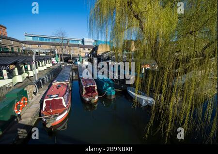 LONDRA - 23 MARZO, 2020: Il Camden Lock e il mercato, normalmente movimentato, sono silenziosi mentre la città si prepara ad entrare nel blocco a causa del Coronavirus. Foto Stock