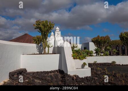 Paesaggio vulcanico sull'isola di Lanzarote. Campi di lava.Los Jameos del Agua, opera di Cesar Manrique, artista locale.Lanzarote. Isole Canarie.Spagna. Foto Stock