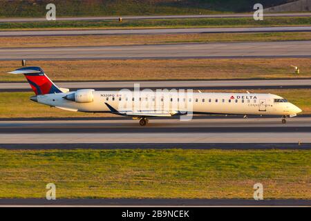 Atlanta, Georgia – 2 aprile 2019: Aereo CRJ-900 Delta Connection Endeavour Air Bombardier all'aeroporto di Atlanta (ATL) in Georgia. Foto Stock
