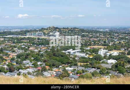 Vista di One Tree Hill e del sobborgo di Epsom dalla cima del Monte Eden (Maungawhau), dal Monte Eden, Auckland, Nuova Zelanda Foto Stock