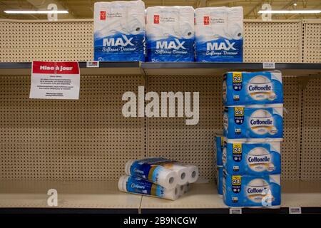 23 marzo 2020 - Montreal, QC, Canada : scaffali di carta igienica a basso magazzino e vuoti al supermercato, Coronavirus (COVID-19) crisi pandemica, Provigo Foto Stock