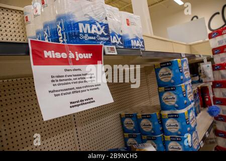 23 marzo 2020 - Montreal, QC, Canada : scaffali di carta igienica a basso magazzino e vuoti al supermercato, Coronavirus (COVID-19) crisi pandemica, Provigo Foto Stock