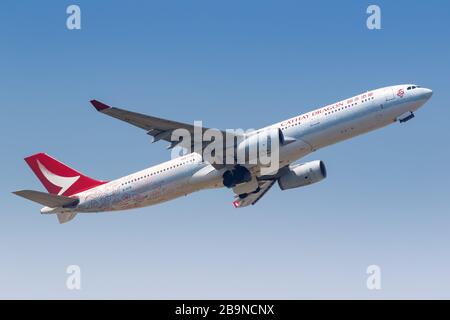 Hong Kong, Cina – 20 settembre 2019: Aereo Cathay Dragon Airbus A330-300 all'aeroporto di Hong Kong (HKG) in Cina. Airbus è un costruttore europeo di aeromobili Foto Stock