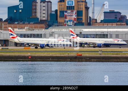 Londra, Regno Unito – 8 luglio 2019: British Airways BA CityFlyer Embraer 190 aeroplani all'aeroporto di London City (LCY) nel Regno Unito. Foto Stock