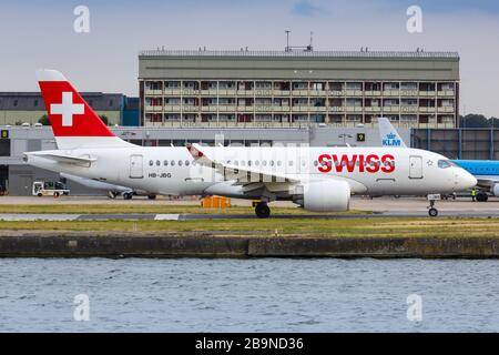 Londra, Regno Unito – 7 luglio 2019: Aeroplano Swiss Airbus A220 CSeries all'aeroporto di London City (LCY) nel Regno Unito. Airbus è un aereo europeo Foto Stock