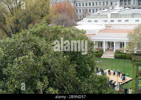 Washington, Stati Uniti. 24 Marzo 2020. Washington, Stati Uniti. 24 marzo 2020. Il Presidente degli Stati Uniti Donald Trump e il Vice Presidente Mike Pence, insieme a White House Coronavirus Task Force Response Coordinator Ambasciatore Deborah Birx e chirurgo generale Jerome Adams, partecipano a un Fox News Town Hall virtuale nel Giardino delle Rose della Casa Bianca 24 marzo 2020 a Washington, DC. Credito: D. Myles Cullen/Casa Bianca Foto/Alamy Live News Foto Stock