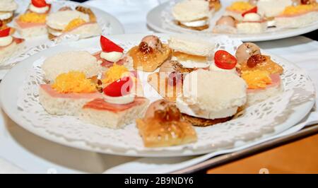 Vassoio con vari canapes in occasione di una celebrazione. Foto Stock