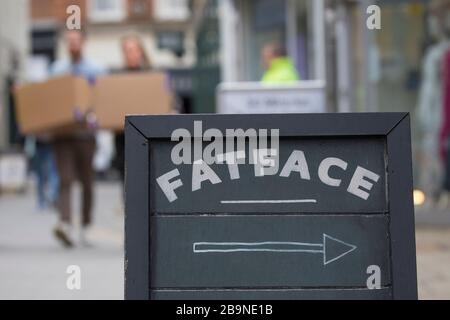 Un cartello si trova su una tavola all'esterno di un negozio di abbigliamento Fatface a Guildford, Surrey U.K. Venerdì 20 marzo 2020 Foto Stock